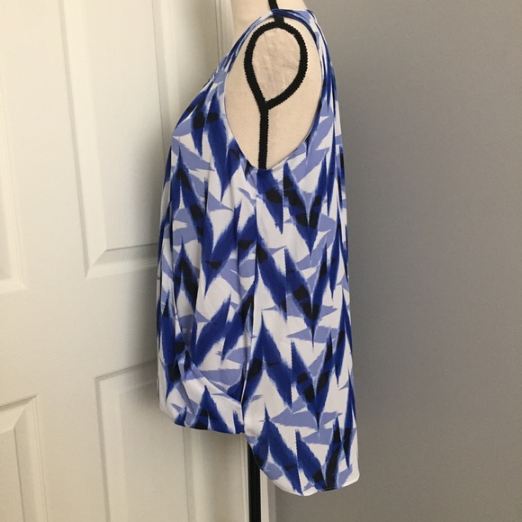 ALFANI Printed V-Keyhole Hi-Lo Sleeveless Blouse - Picture 3 of 7